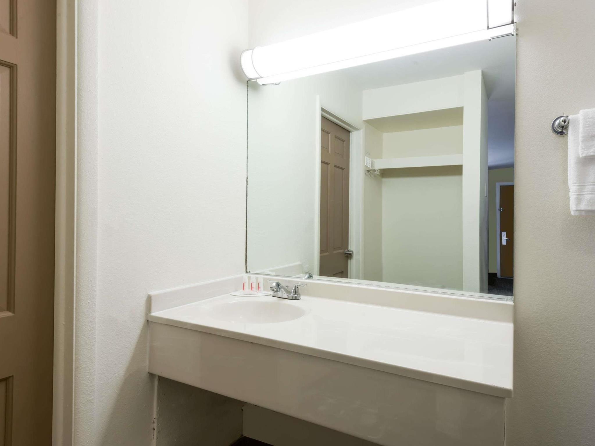 ג'אנקשן סיטי Deluxe Inn & Suites מראה חיצוני תמונה