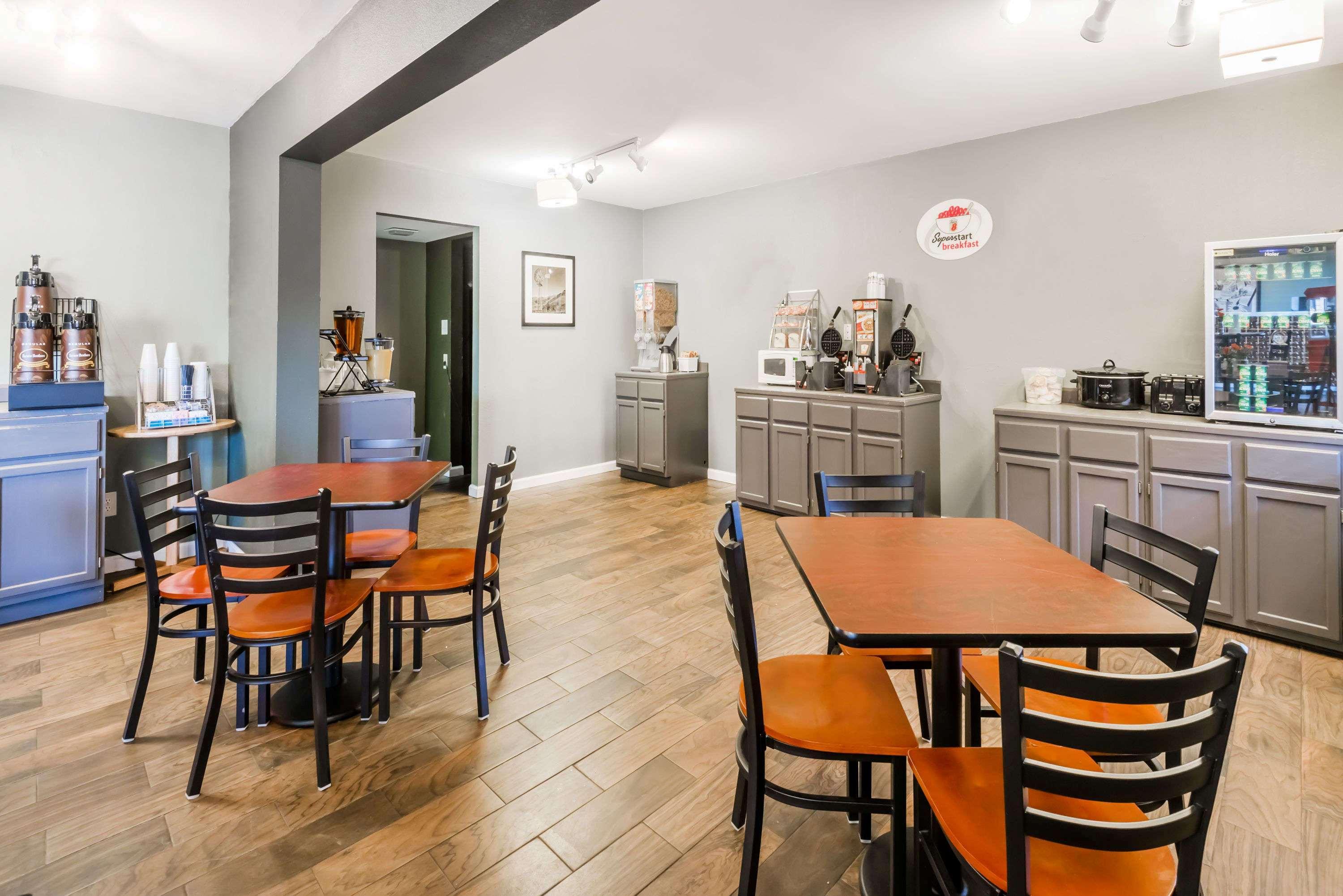 ג'אנקשן סיטי Deluxe Inn & Suites מראה חיצוני תמונה