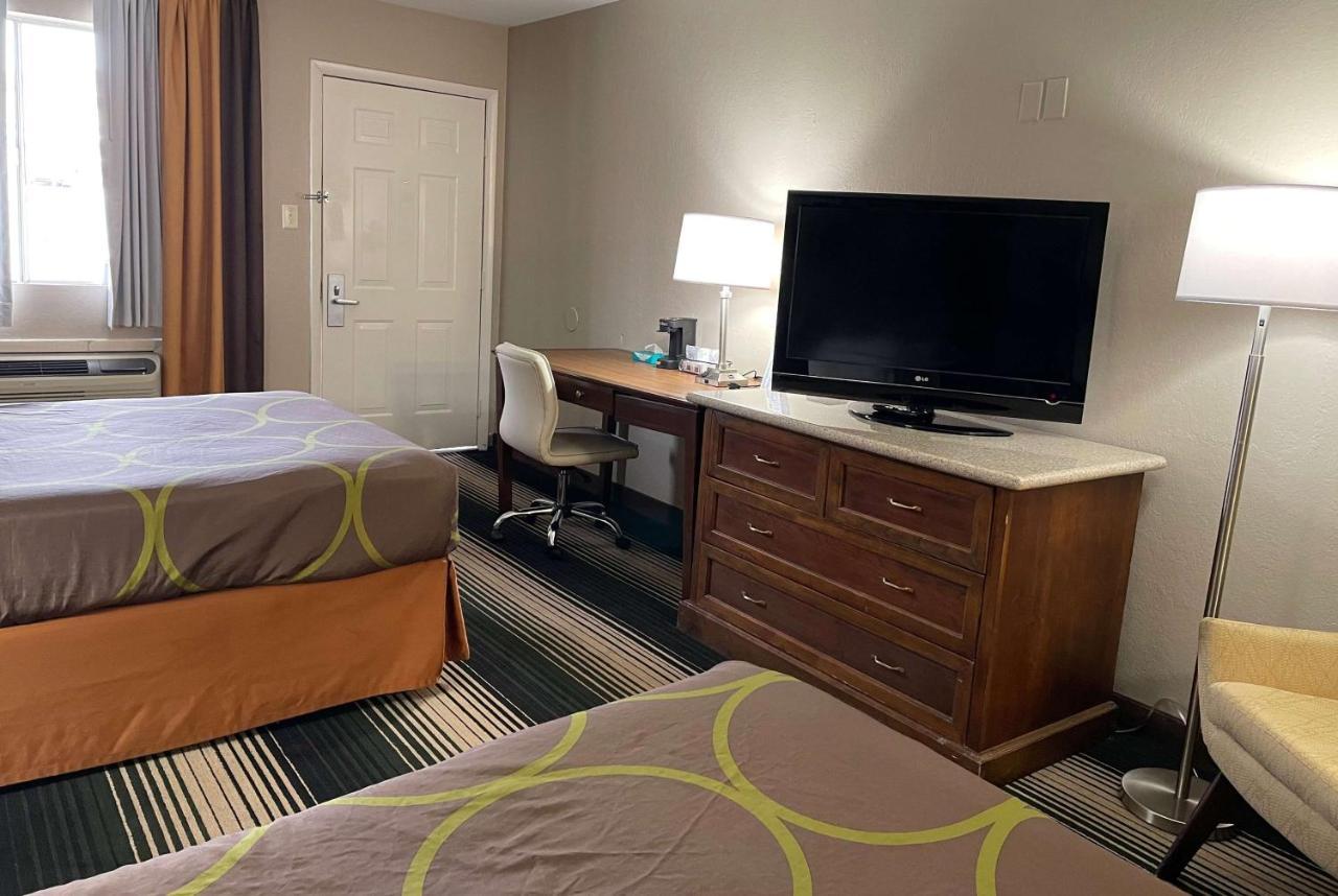 ג'אנקשן סיטי Deluxe Inn & Suites מראה חיצוני תמונה