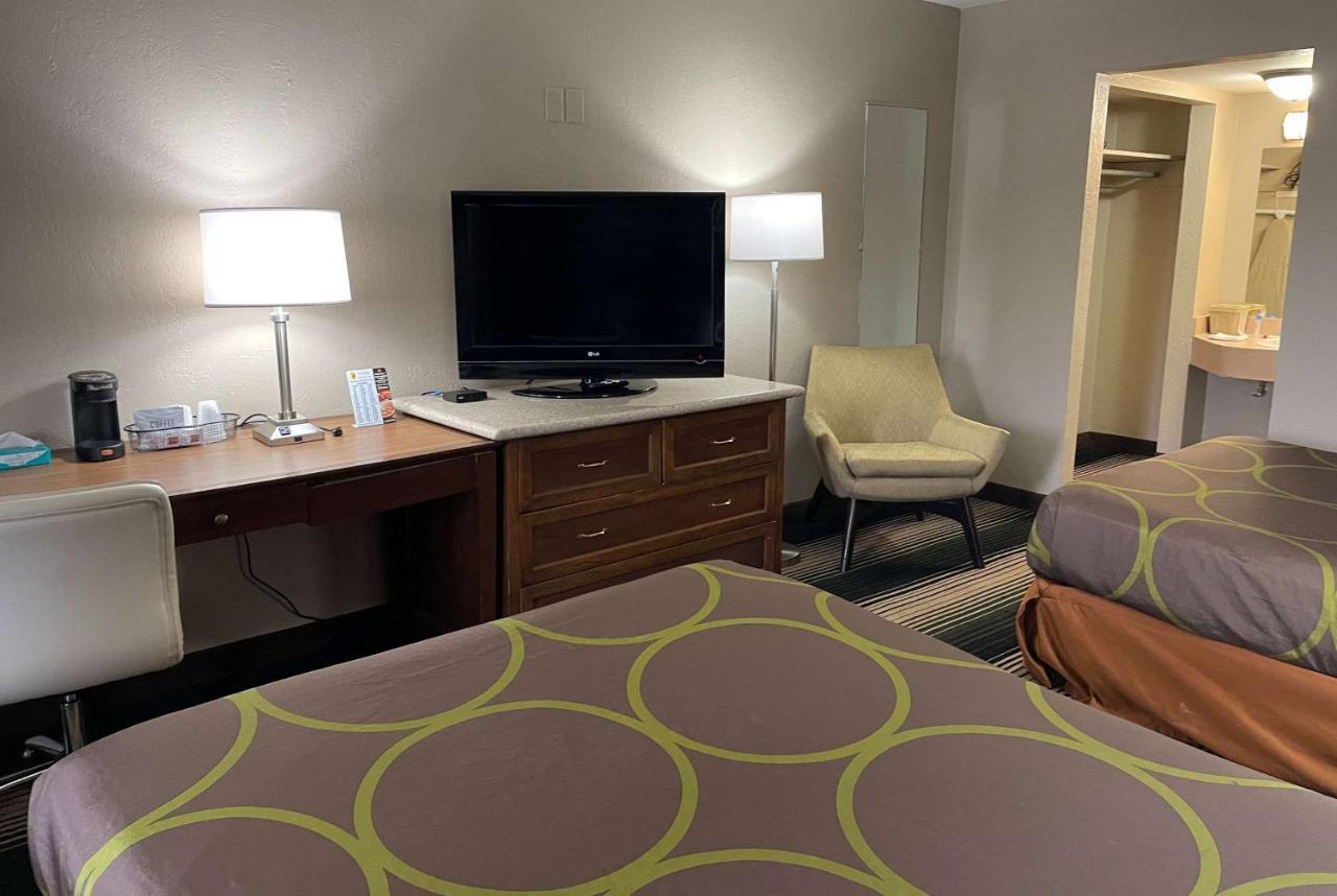 ג'אנקשן סיטי Deluxe Inn & Suites מראה חיצוני תמונה