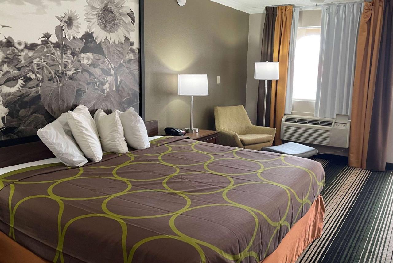 ג'אנקשן סיטי Deluxe Inn & Suites מראה חיצוני תמונה