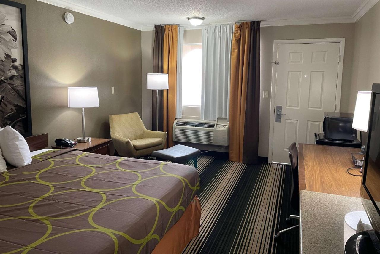 ג'אנקשן סיטי Deluxe Inn & Suites מראה חיצוני תמונה
