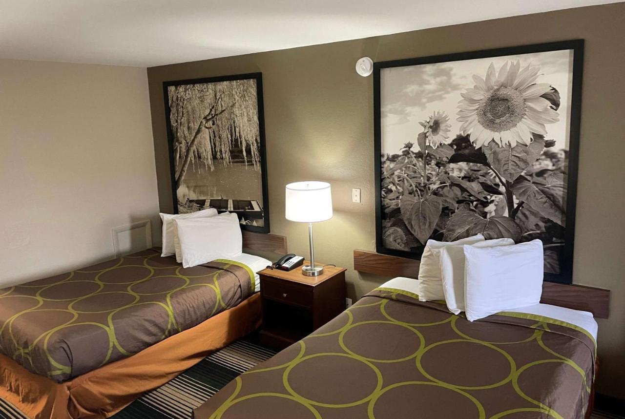 ג'אנקשן סיטי Deluxe Inn & Suites מראה חיצוני תמונה