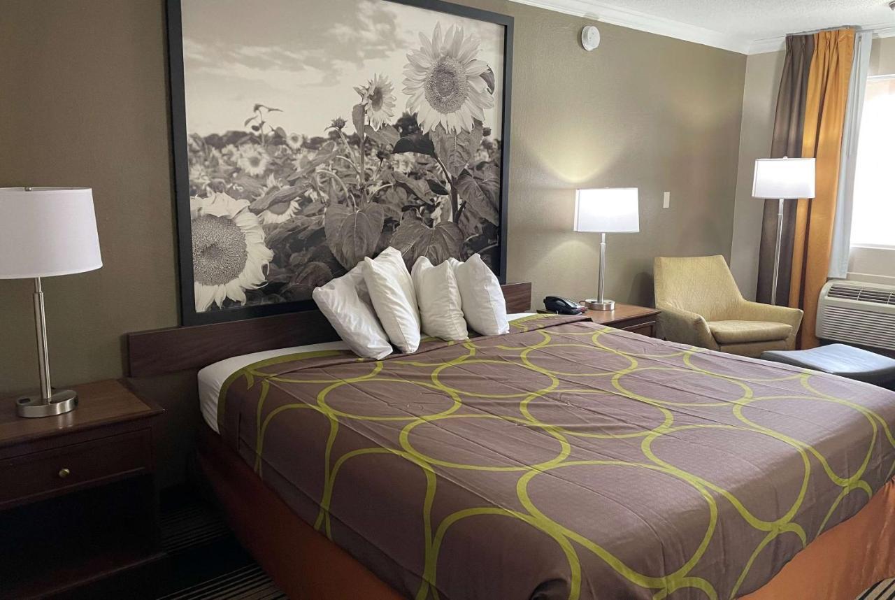 ג'אנקשן סיטי Deluxe Inn & Suites מראה חיצוני תמונה