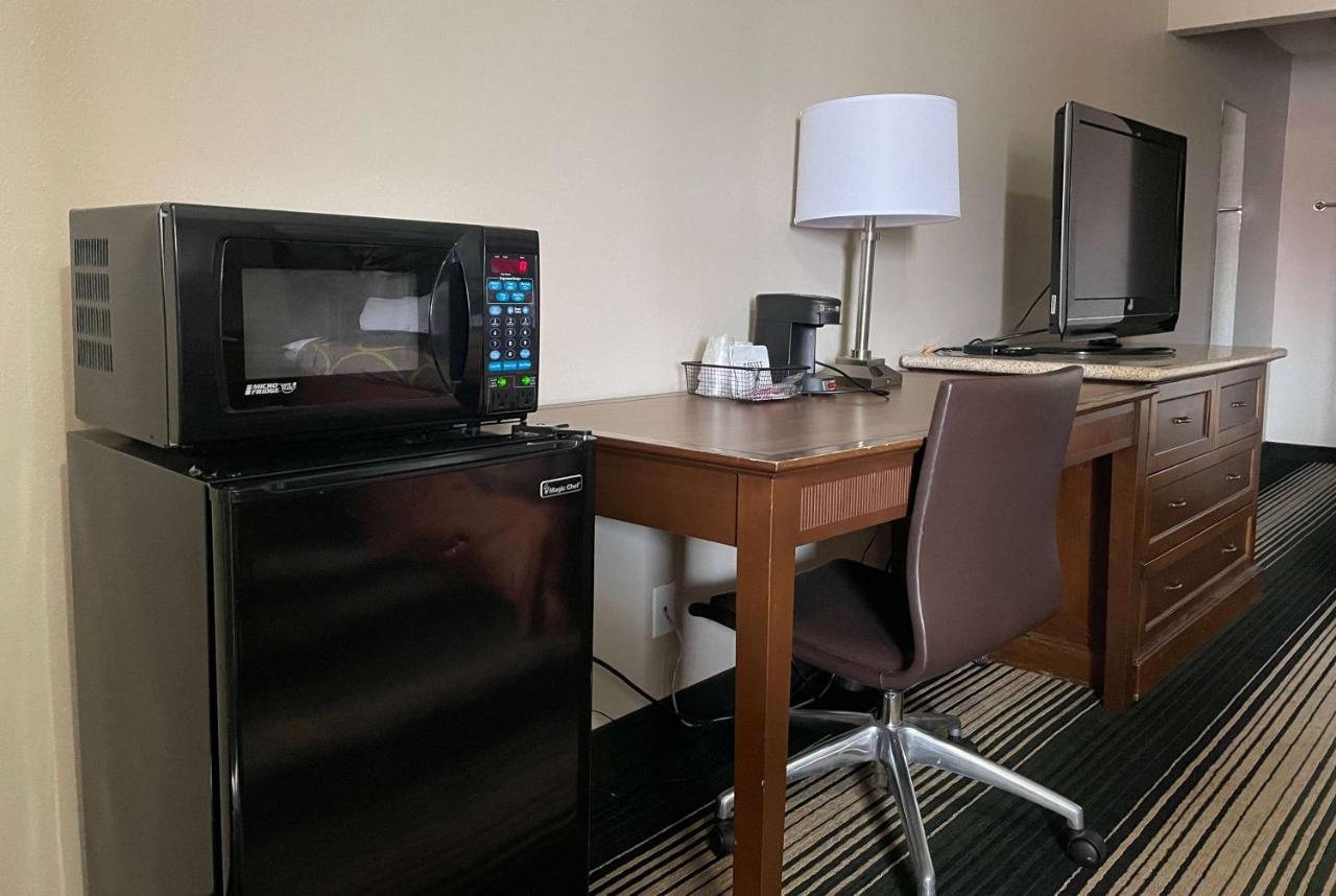 ג'אנקשן סיטי Deluxe Inn & Suites מראה חיצוני תמונה