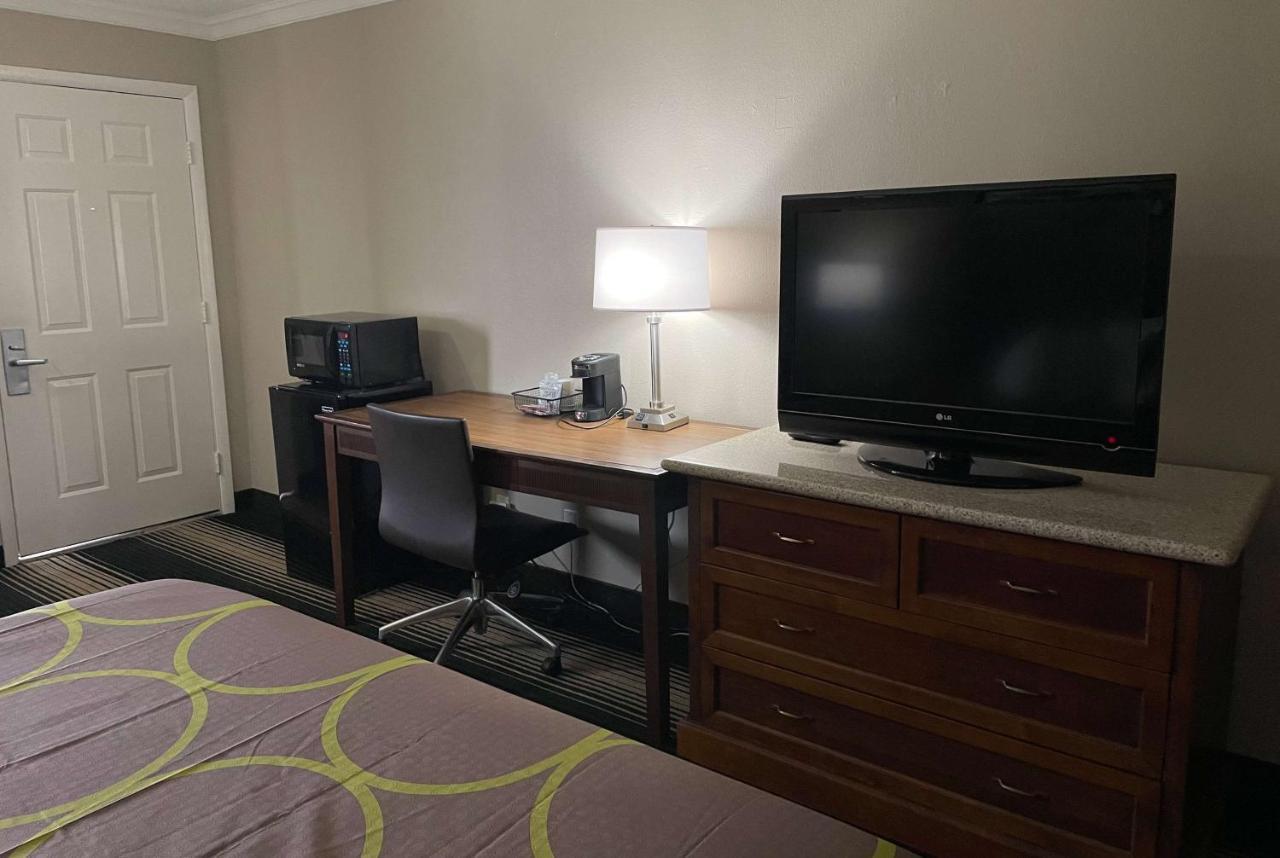 ג'אנקשן סיטי Deluxe Inn & Suites מראה חיצוני תמונה