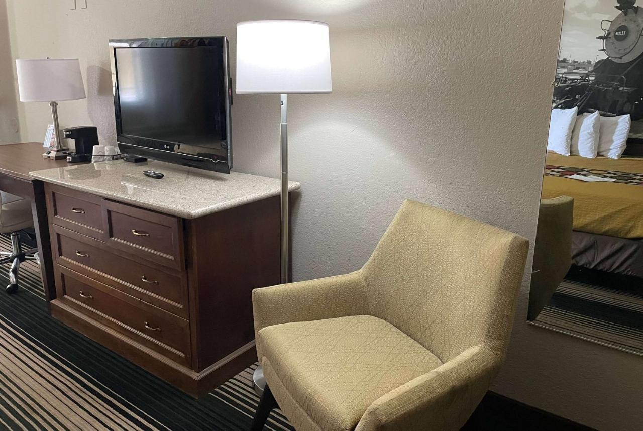 ג'אנקשן סיטי Deluxe Inn & Suites מראה חיצוני תמונה