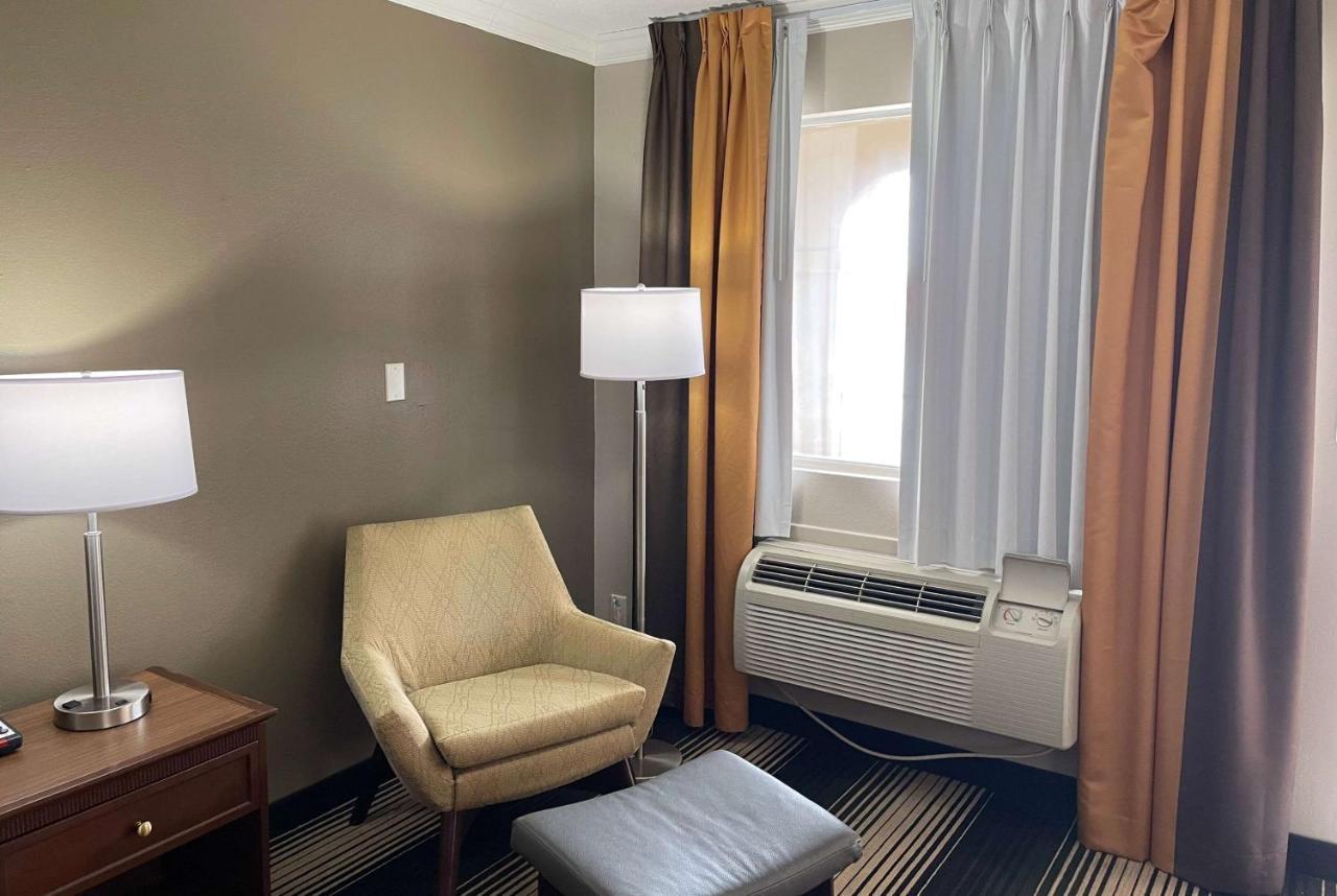 ג'אנקשן סיטי Deluxe Inn & Suites מראה חיצוני תמונה