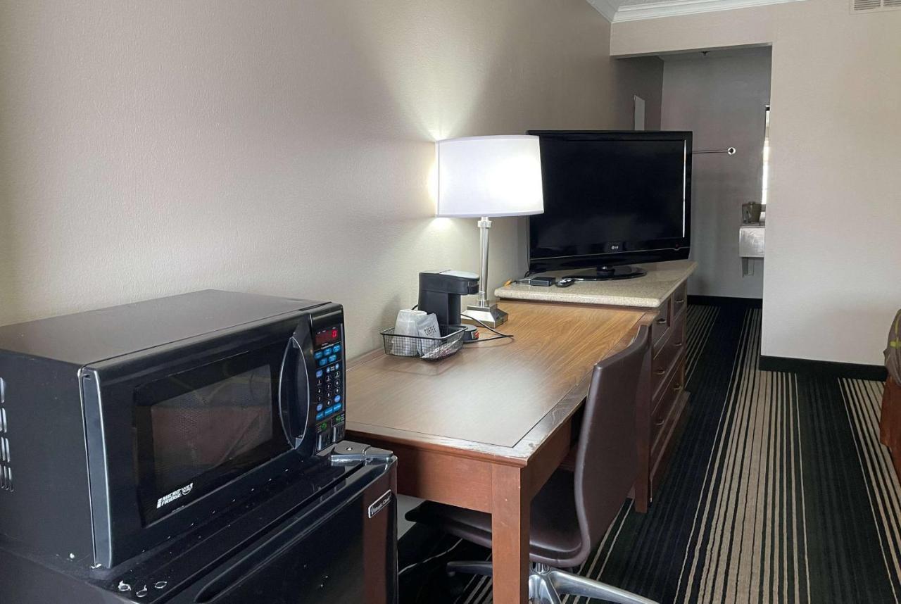 ג'אנקשן סיטי Deluxe Inn & Suites מראה חיצוני תמונה