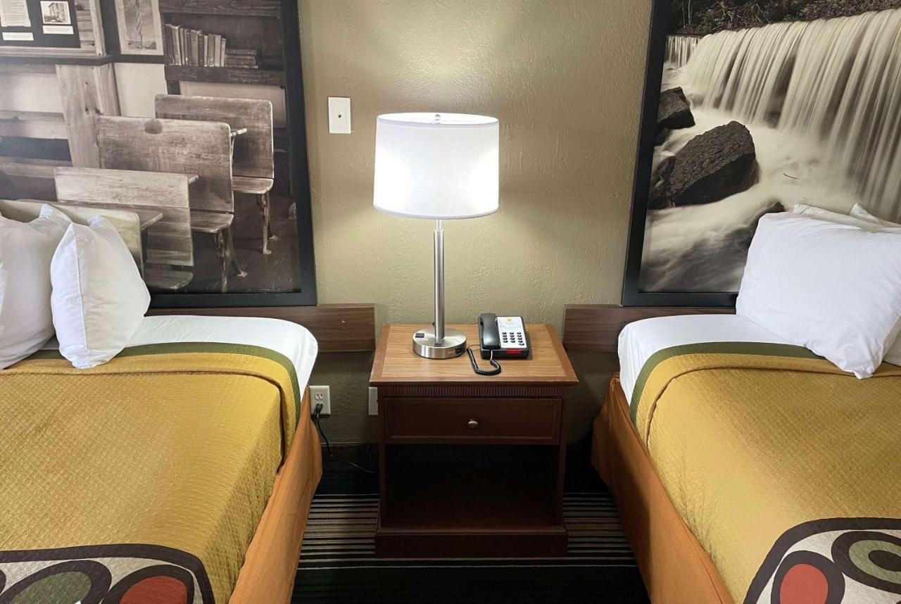 ג'אנקשן סיטי Deluxe Inn & Suites מראה חיצוני תמונה