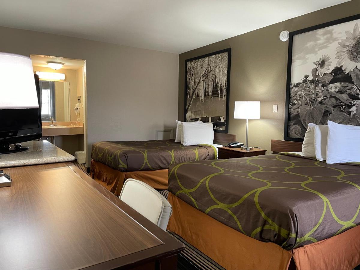 ג'אנקשן סיטי Deluxe Inn & Suites מראה חיצוני תמונה