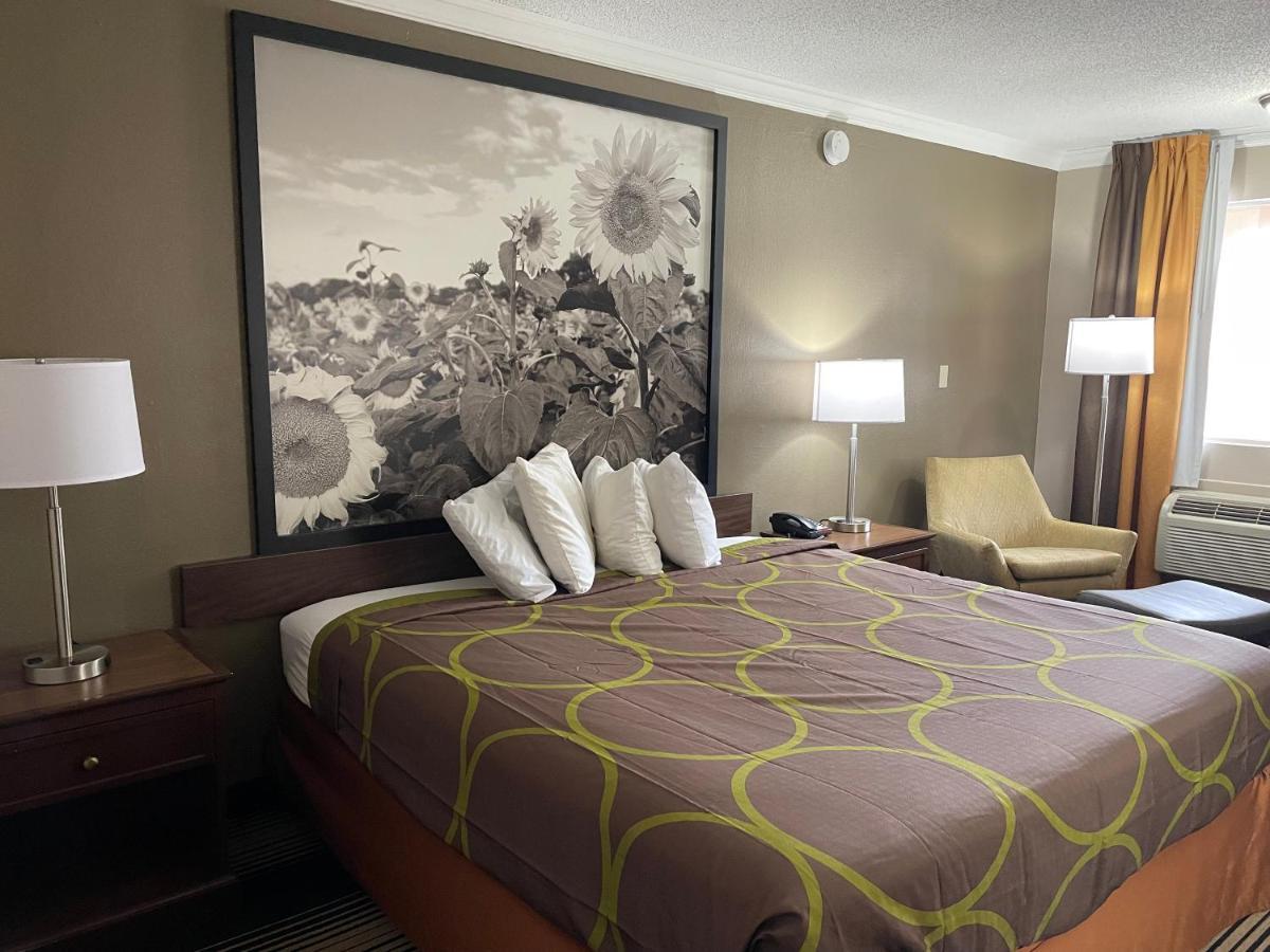 ג'אנקשן סיטי Deluxe Inn & Suites מראה חיצוני תמונה