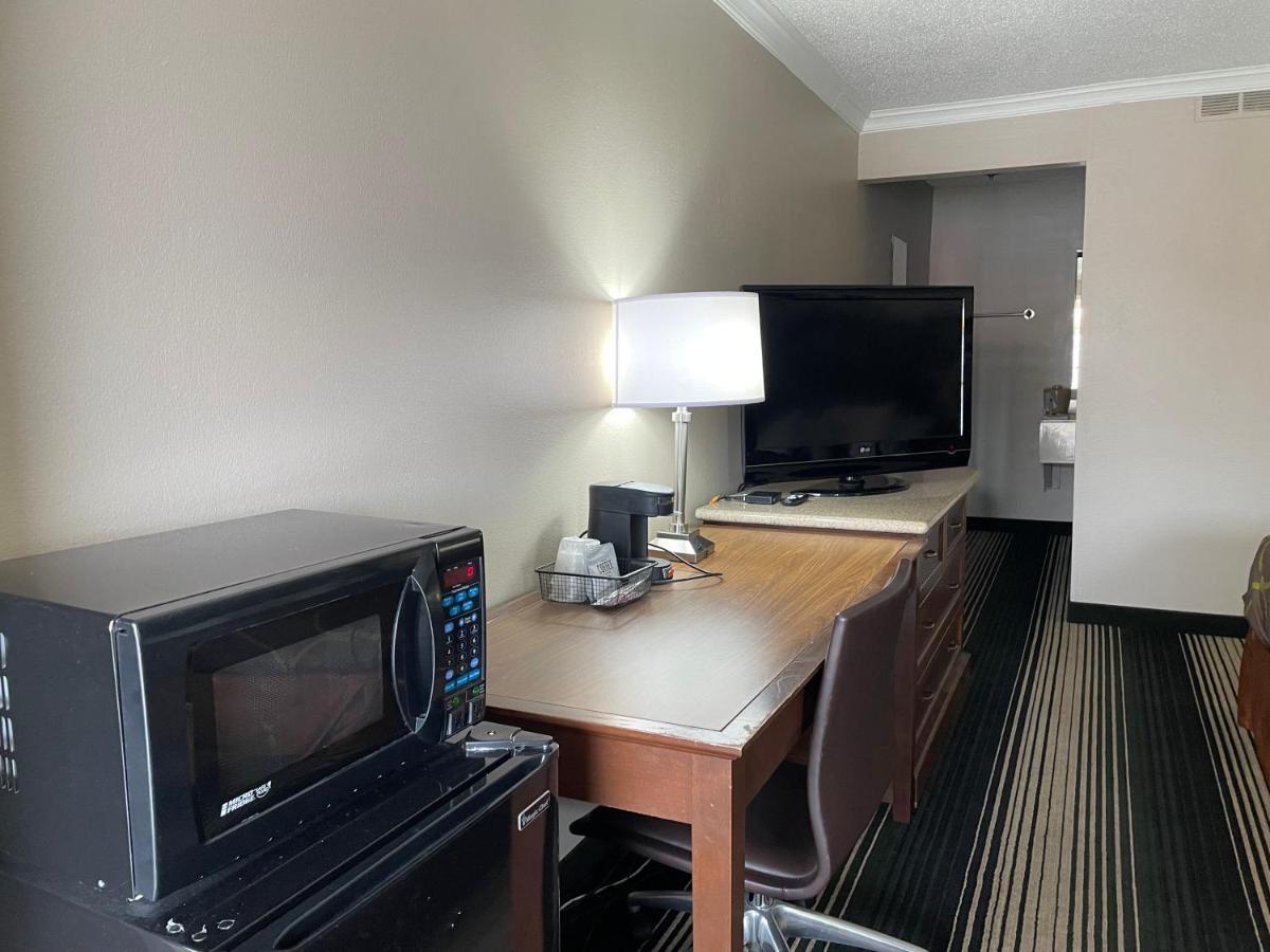 ג'אנקשן סיטי Deluxe Inn & Suites מראה חיצוני תמונה