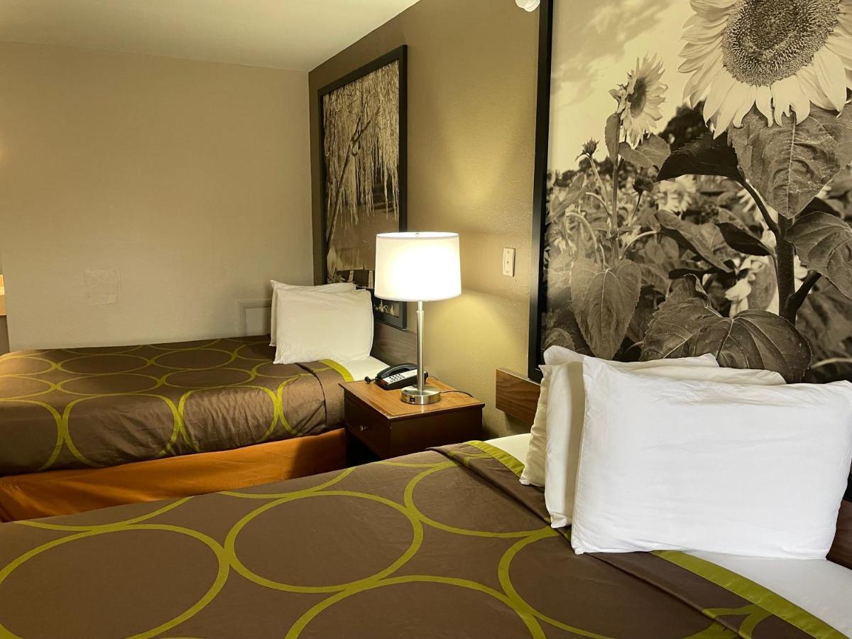 ג'אנקשן סיטי Deluxe Inn & Suites מראה חיצוני תמונה