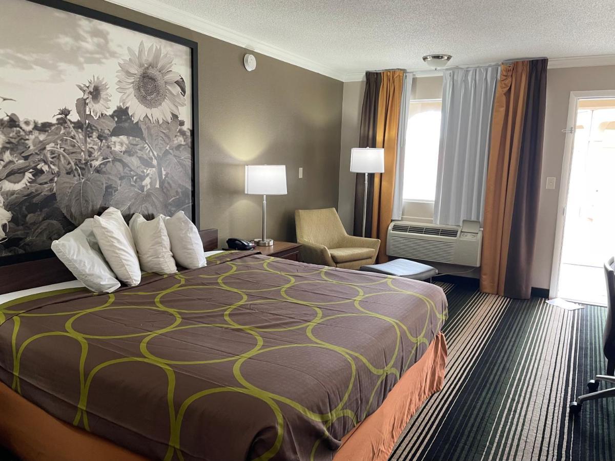 ג'אנקשן סיטי Deluxe Inn & Suites מראה חיצוני תמונה
