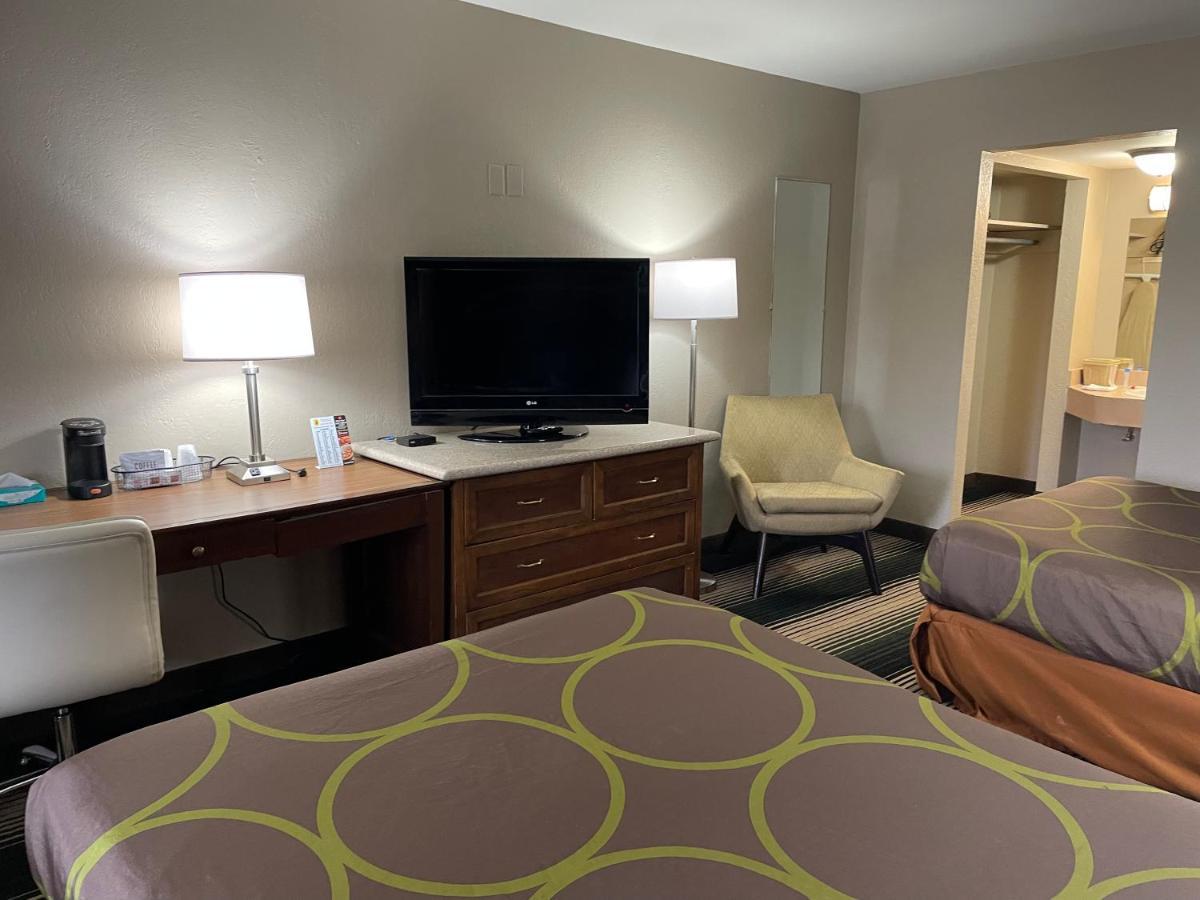 ג'אנקשן סיטי Deluxe Inn & Suites מראה חיצוני תמונה