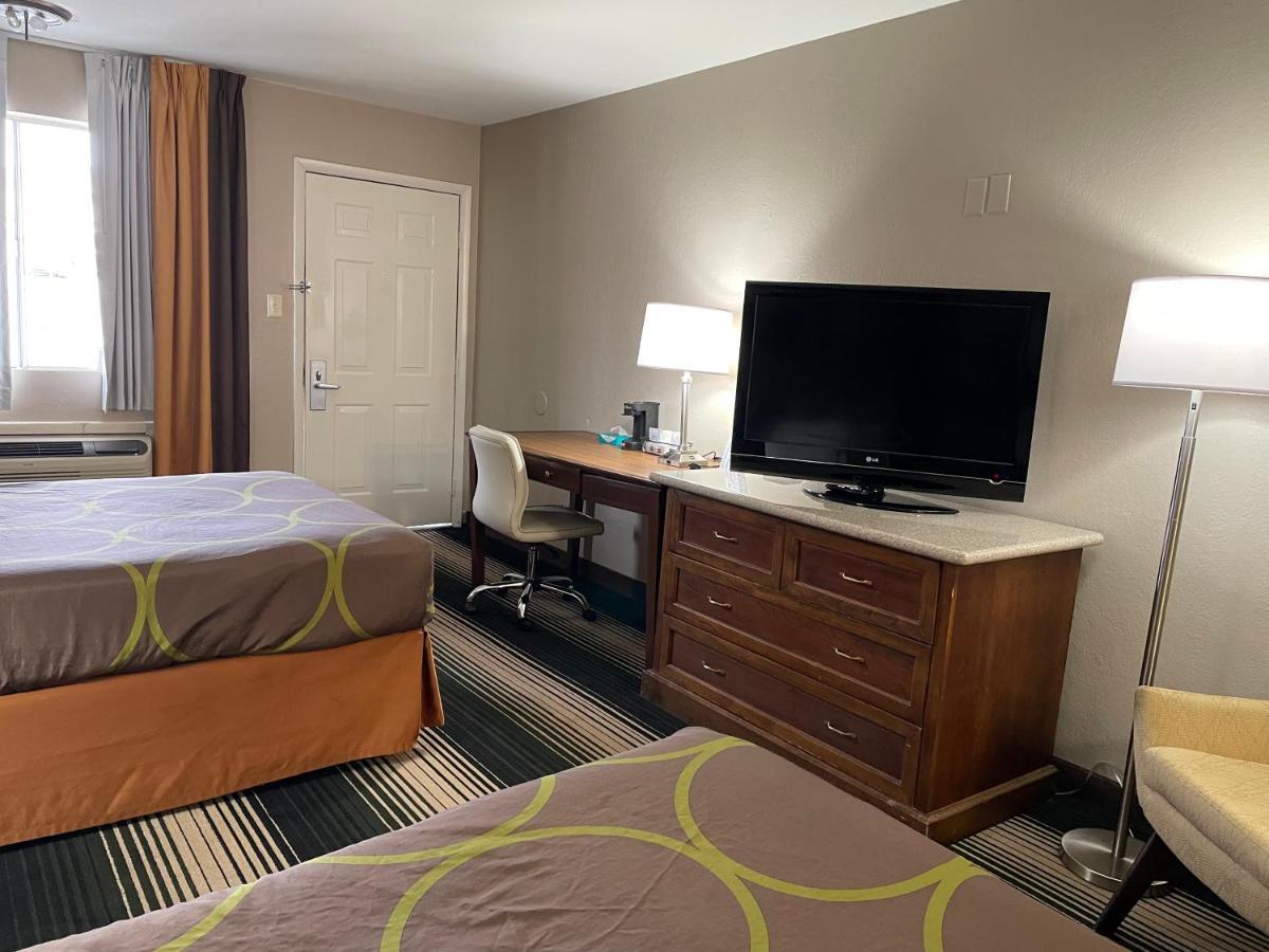 ג'אנקשן סיטי Deluxe Inn & Suites מראה חיצוני תמונה