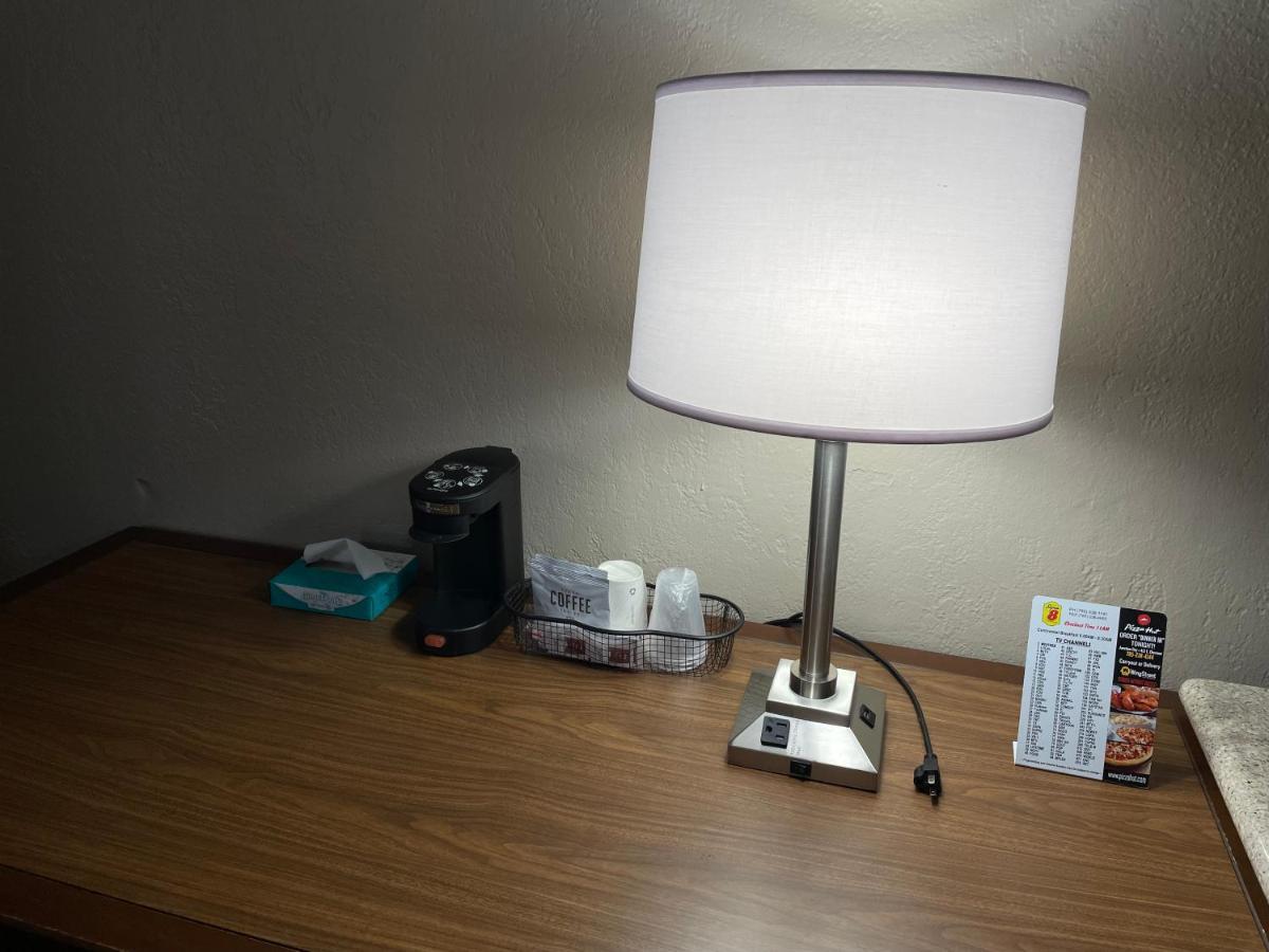 ג'אנקשן סיטי Deluxe Inn & Suites מראה חיצוני תמונה