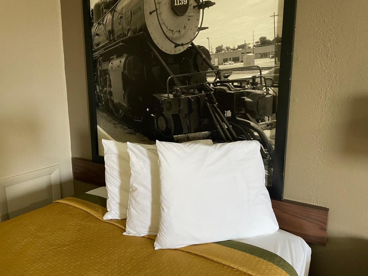 ג'אנקשן סיטי Deluxe Inn & Suites מראה חיצוני תמונה