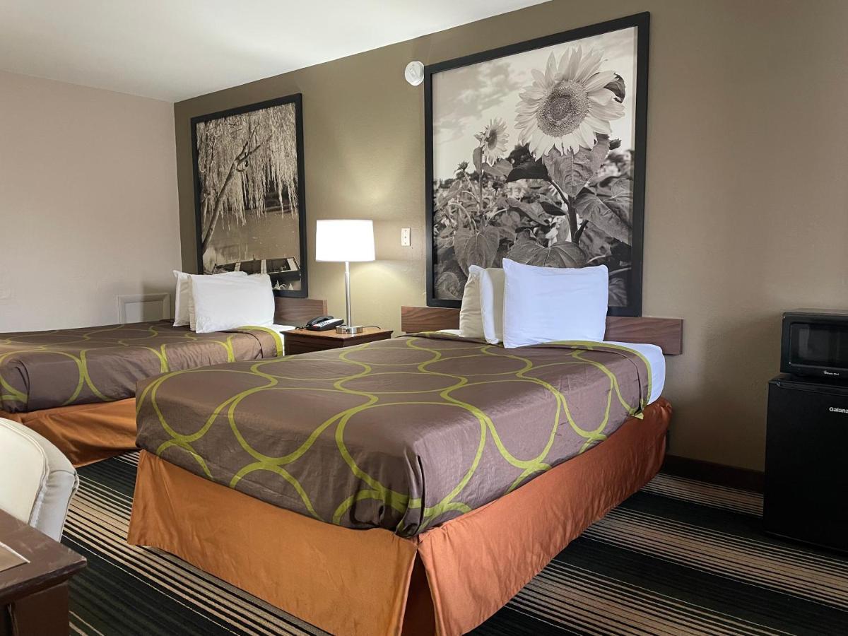 ג'אנקשן סיטי Deluxe Inn & Suites מראה חיצוני תמונה
