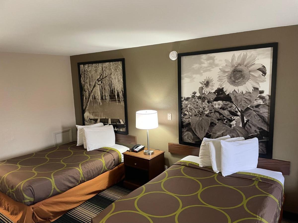 ג'אנקשן סיטי Deluxe Inn & Suites מראה חיצוני תמונה