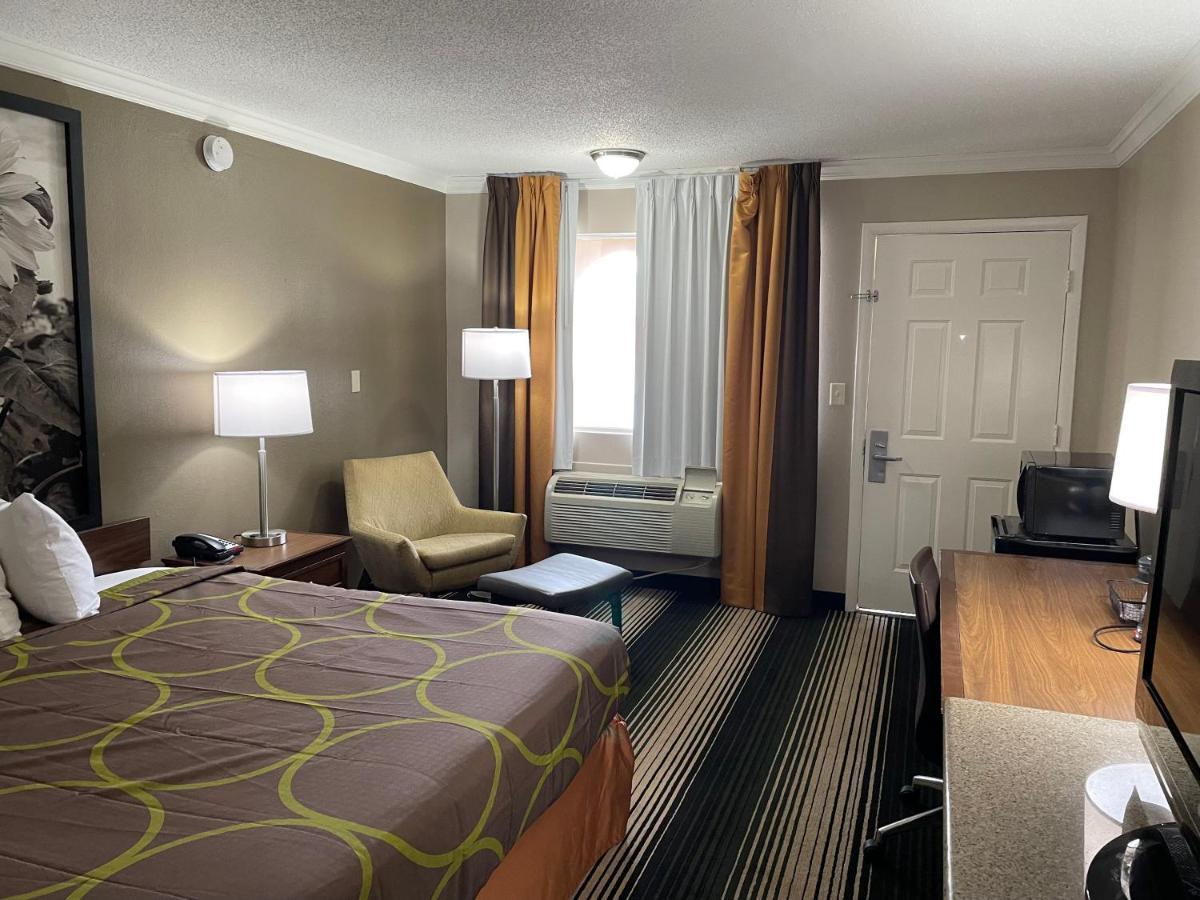 ג'אנקשן סיטי Deluxe Inn & Suites מראה חיצוני תמונה