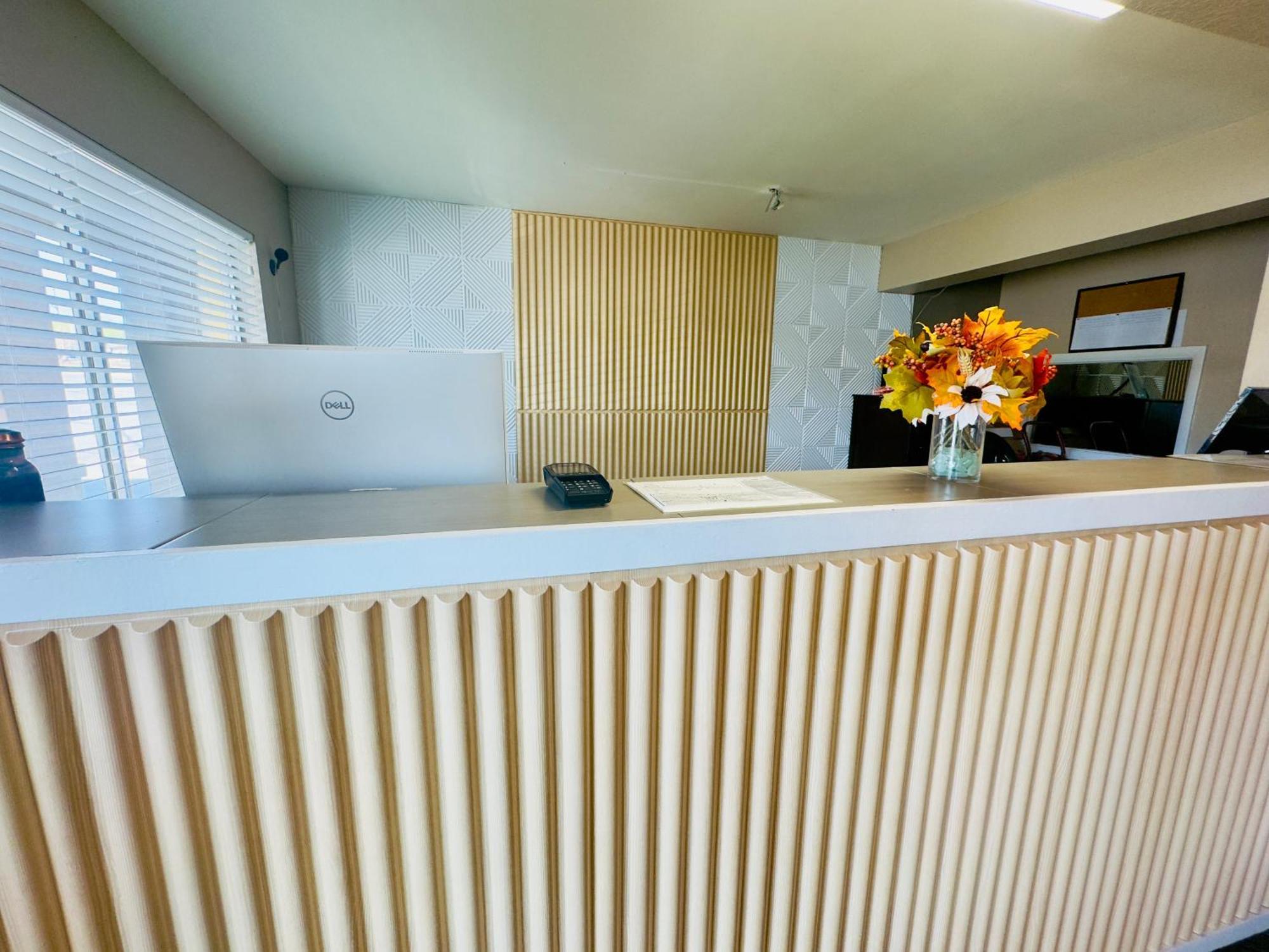 ג'אנקשן סיטי Deluxe Inn & Suites מראה חיצוני תמונה