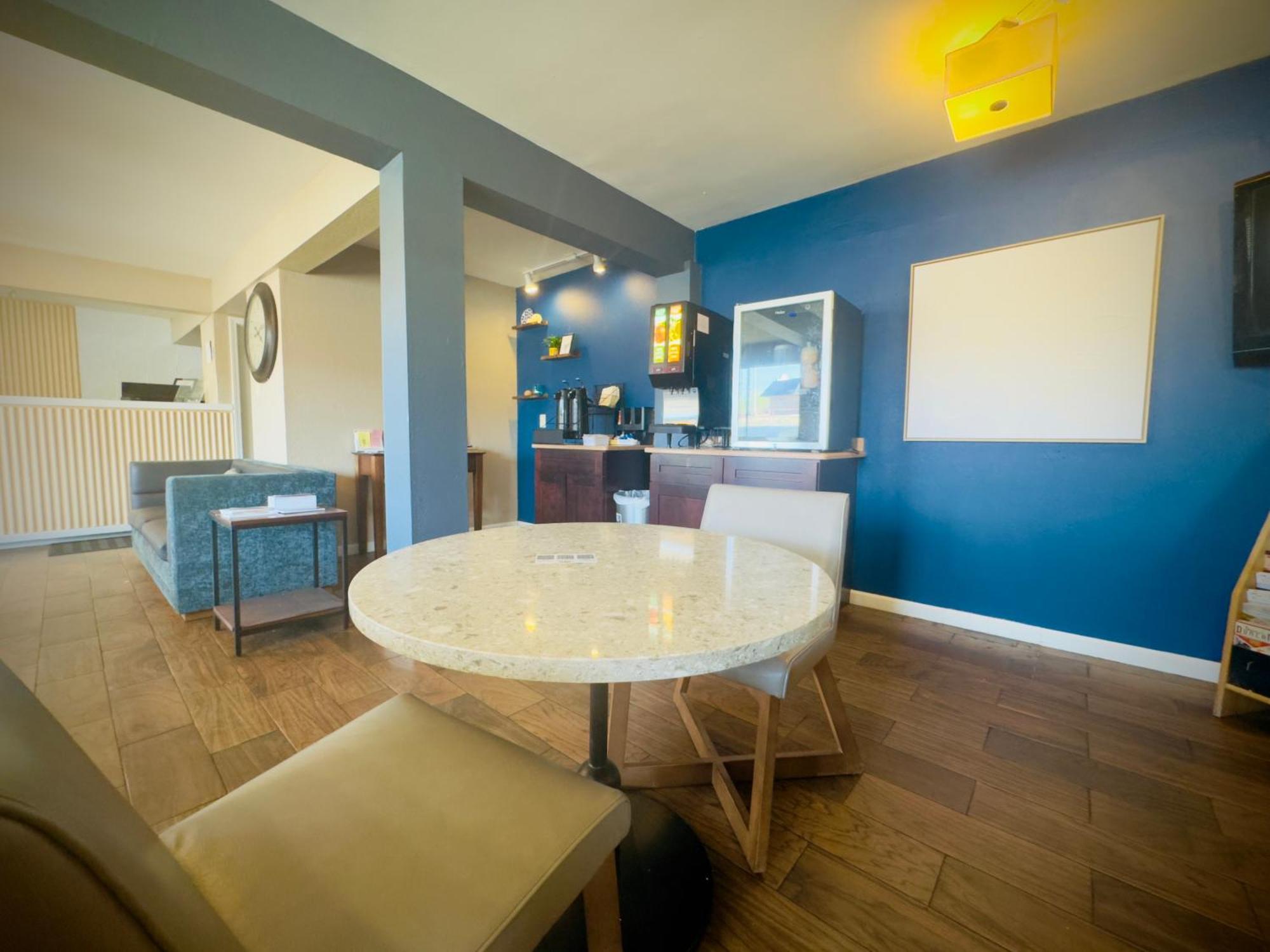 ג'אנקשן סיטי Deluxe Inn & Suites מראה חיצוני תמונה