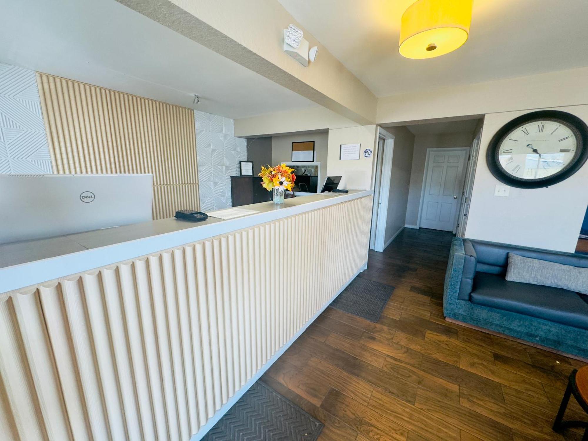 ג'אנקשן סיטי Deluxe Inn & Suites מראה חיצוני תמונה