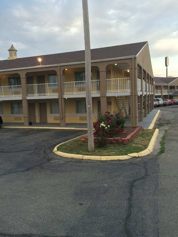 ג'אנקשן סיטי Deluxe Inn & Suites מראה חיצוני תמונה
