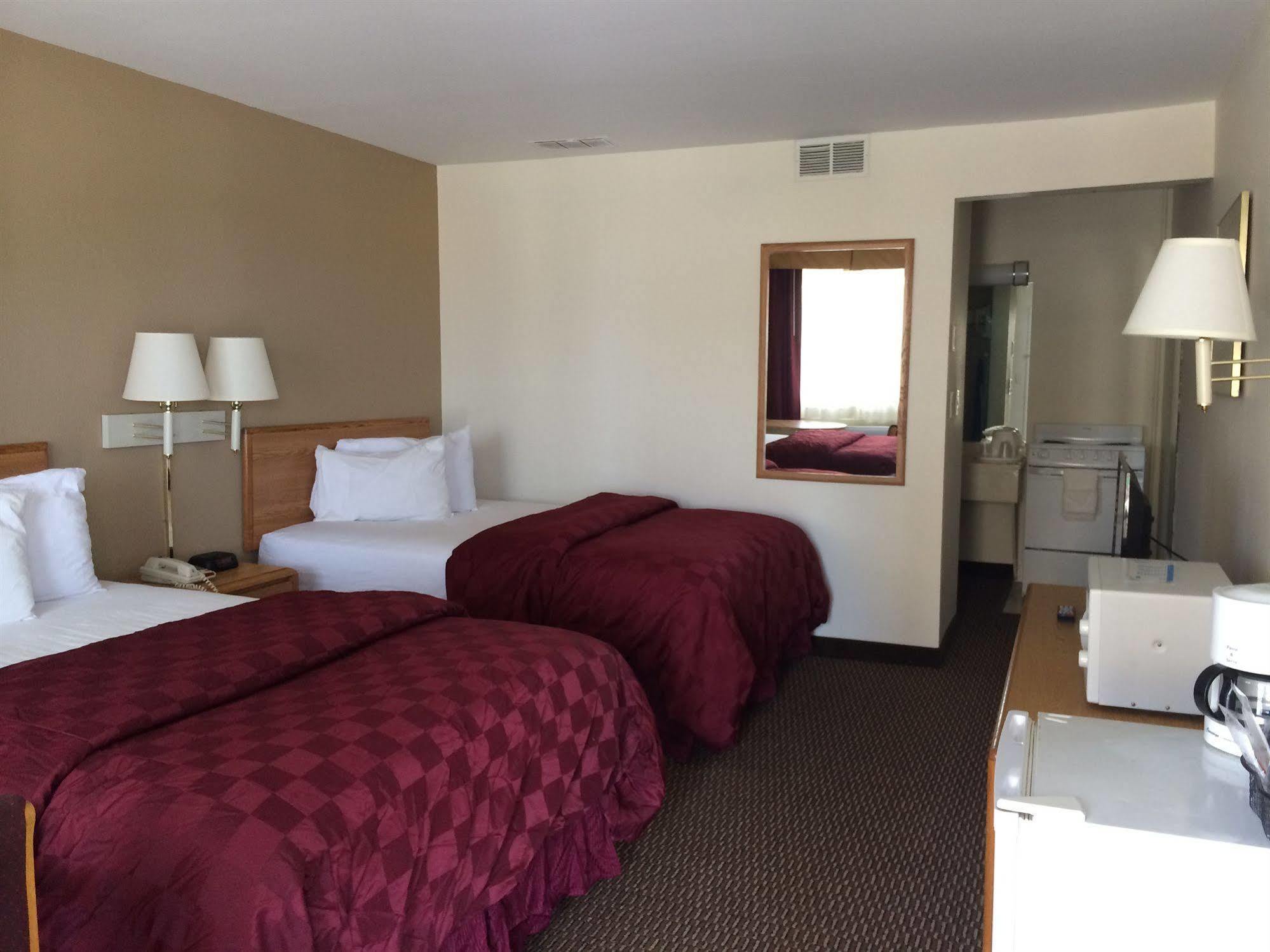 ג'אנקשן סיטי Deluxe Inn & Suites מראה חיצוני תמונה