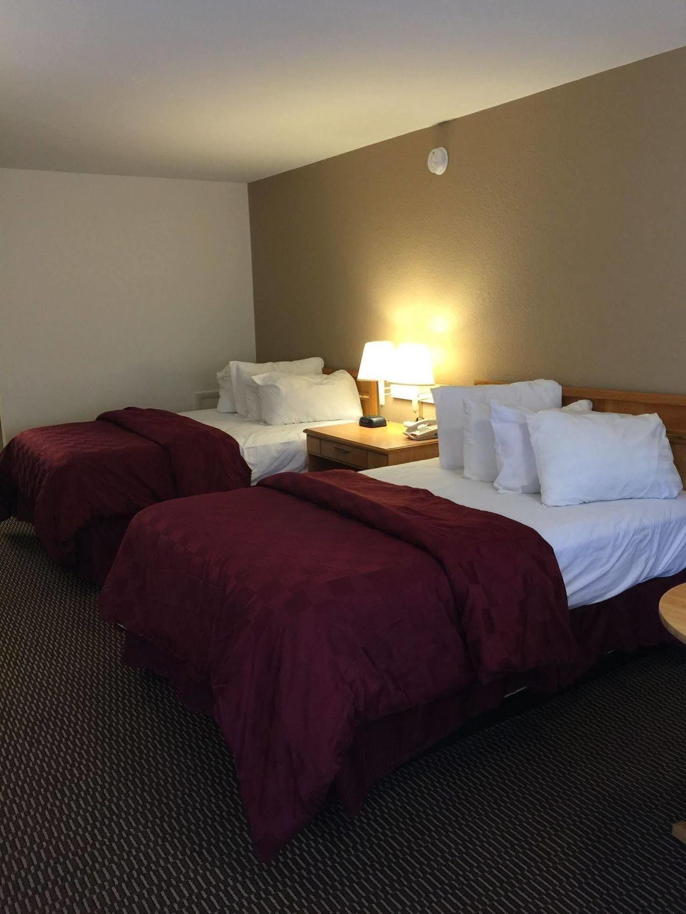 ג'אנקשן סיטי Deluxe Inn & Suites מראה חיצוני תמונה